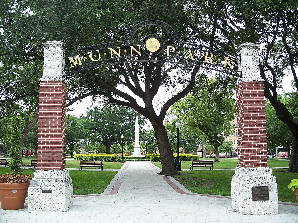 Archival 2009 view of the Munn Park entrance, including a monument since removed